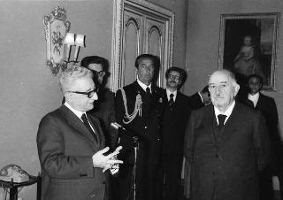 Il Presidente della Repubblica Giovanni Leone riceve Giuseppe Ermini, presidente del Centro italiano di Studi sull'Alto Medioevo, con il Consiglio direttivo del Centro