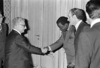 Il Presidente della Repubblica Giovanni Leone riceve in udienza Roger Felli, Ministro degli esteri del Ghana, accompagnato dal Ministro degli esteri Arnaldo Forlani
