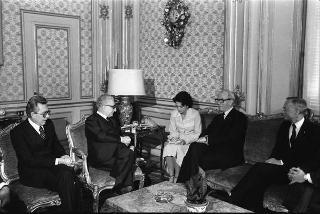 Il Presidente della Repubblica Giovanni Leone  durante il colloquio con il Ministro degli Affari Esteri di Danimarca e presidente di turno del Consiglio dei ministri della CEE, Knud Borge Andersen, presente l'on Arnaldo Forlani,  Ministro degli Affari Esteri