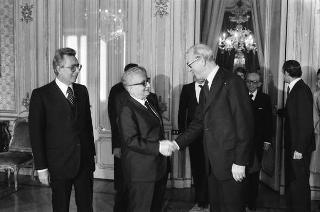 Il Presidente della Repubblica Giovanni Leone  durante il colloquio con il Ministro degli Affari Esteri di Danimarca e presidente di turno del Consiglio dei ministri della CEE, Knud Borge Andersen, presente l'on Arnaldo Forlani,  Ministro degli Affari Esteri