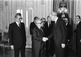 Il Presidente della Repubblica Giovanni Leone  durante il colloquio con il Ministro degli Affari Esteri di Danimarca e presidente di turno del Consiglio dei ministri della CEE, Knud Borge Andersen, presente l'on Arnaldo Forlani,  Ministro degli Affari Esteri