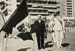 Intervento del Presidente della Repubblica e della Signora Einaudi alla cerimonia dell'offerta della bandiera alla Marina Mercantile e del conferimento ad essa della Medaglia d'Oro al valor militare (Genova)