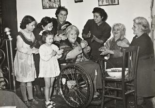 Dono di una sedia a rotelle a un'ultracentenaria (Napoli)