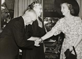 Il Presidente della Repubblica Luigi Einaudi e la moglie Ida con Miss Margaret Truman, figlia del Presidente degli Stati Uniti d'America, al Quirinale