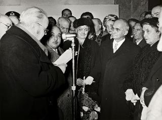 Intervento del Presidente della Repubblica e la Signora Einaudi alla cerimonia dell'inaugurazione della VI Esposizione Nazionale Quadriennale d'Arte (Roma, Palazzo delle Esposizioni)