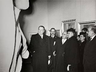 Intervento del Presidente della Repubblica e la Signora Einaudi alla cerimonia dell'inaugurazione della VI Esposizione Nazionale Quadriennale d'Arte (Roma, Palazzo delle Esposizioni)