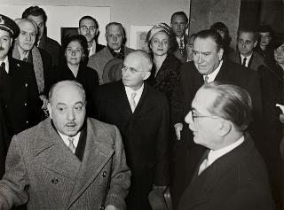 Intervento del Presidente della Repubblica e la Signora Einaudi alla cerimonia dell'inaugurazione della VI Esposizione Nazionale Quadriennale d'Arte (Roma, Palazzo delle Esposizioni)