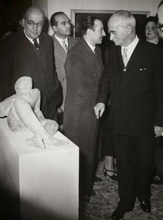 Intervento del Presidente della Repubblica e la Signora Einaudi alla cerimonia dell'inaugurazione della VI Esposizione Nazionale Quadriennale d'Arte (Roma, Palazzo delle Esposizioni)