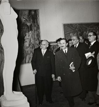 Intervento del Presidente della Repubblica e la Signora Einaudi alla cerimonia dell'inaugurazione della VI Esposizione Nazionale Quadriennale d'Arte (Roma, Palazzo delle Esposizioni)