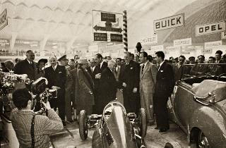 Intervento del Presidente della Repubblica e della Signora Einaudi alla inaugurazione del 33 ° Salone Internazionale dell'automobile (Torino)