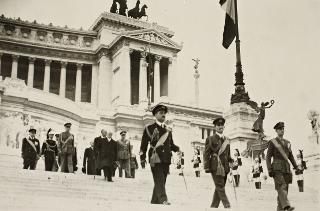 Il Presidente della Repubblica Luigi Einaudi rende omaggio al Milite Ignoto (Roma)