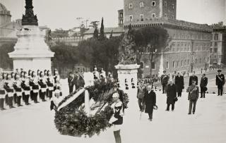 Il Presidente della Repubblica Luigi Einaudi rende omaggio al Milite Ignoto (Roma)