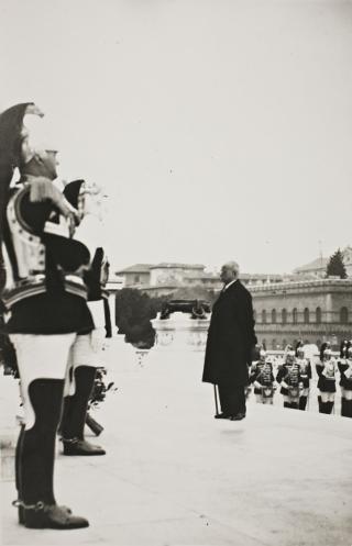 Il Presidente della Repubblica Luigi Einaudi rende omaggio al Milite Ignoto (Roma)