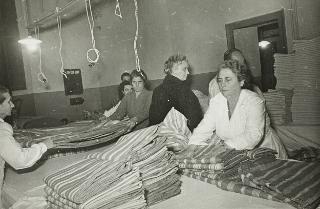 Visita di Ida Einaudi Pellegrini ai locali dove si preparano 700 cassette corredo per gli alluvionati (Roma)