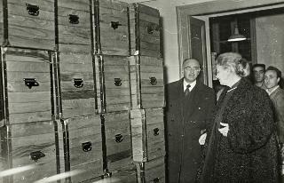 Visita di Ida Einaudi Pellegrini ai locali dove si preparano 700 cassette corredo per gli alluvionati (Roma)