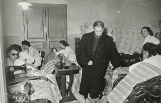 Visita di Ida Einaudi Pellegrini ai locali dove si preparano 700 cassette corredo per gli alluvionati (Roma)