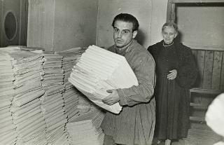 Visita di Ida Einaudi Pellegrini ai locali dove si preparano 700 cassette corredo per gli alluvionati (Roma)