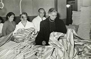 Visita di Ida Einaudi Pellegrini ai locali dove si preparano 700 cassette corredo per gli alluvionati (Roma)