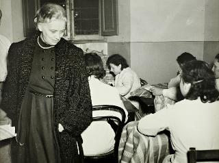 Visita di Ida Einaudi Pellegrini ai locali dove si preparano 700 cassette corredo per gli alluvionati (Roma)