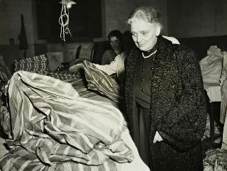 Visita di Ida Einaudi Pellegrini ai locali dove si preparano 700 cassette corredo per gli alluvionati (Roma)