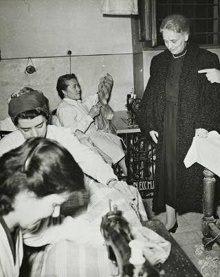 Visita di Ida Einaudi Pellegrini ai locali dove si preparano 700 cassette corredo per gli alluvionati (Roma)