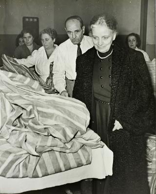 Visita di Ida Einaudi Pellegrini ai locali dove si preparano 700 cassette corredo per gli alluvionati (Roma)