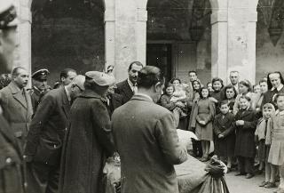 Visita del Presidente della Repubblica Luigi Einaudi agli sfollati nel linificio di Ferrara