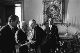 Presentazione del Corpo diplomatico al Presidente della Repubblica Sandro Pertini. Nelle foto Monsignor Carbone e l'ambasciatore russo Risskov.