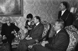 Il Presidente della Repubblica Sandro Pertini riceve in udienza Oskar Fischer, ministro degli Esteri della Repubblica Democratica Tedesca, con Arnaldo Forlani e i due ambasciatori