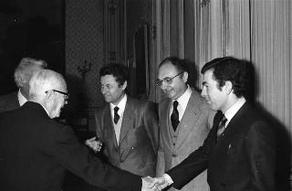 Il Presidente della Repubblica Sandro Pertini riceve in udienza l'editore Giulio Einaudi, con alcuni collaboratori, per la presentazione del volume Storia del marxismo