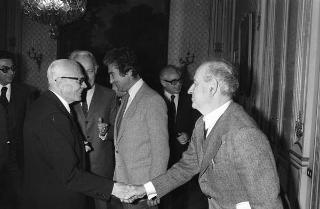 Il Presidente della Repubblica Sandro Pertini riceve in udienza l'editore Giulio Einaudi, con alcuni collaboratori, per la presentazione del volume Storia del marxismo