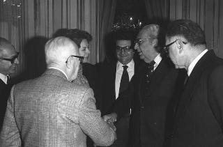 Paul Abraham Freund, accompagnato dal presidente della Corte Costituzionale Leopoldo Elia e dal giudice costituzionale Antonio La Pergola