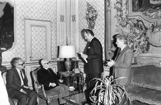 Mario Valeri Manera, presidente del comitato promotore del Premio letterario &quot;Campiello&quot;, con il comitato promotore, la giuria e i vincitori del Premio per il 1981