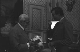 Il Presidente della Repubblica Sandro Pertini riceve udienza Claudio Angelini, per presentare il libro &quot;Il viaggio di nozze&quot;