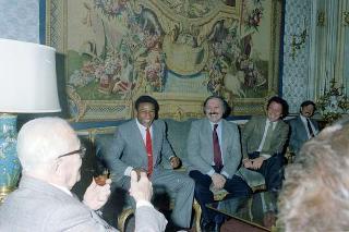 Il Presidente della Repubblica Sandro Pertini incontra Gianni Minà, conduttore della trasmissione RAI &quot;Blitz&quot;, e il pugile Nino La Rocca