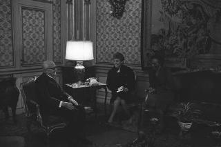 Il Presidente della Repubblica Sandro Pertini durante il colloquio con la Signora Eugenia Charles, Primo Ministro di Dominica (Piccole Antille)