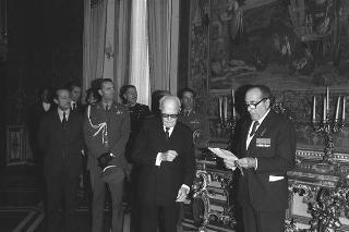 Il Presidente della Repubblica Sandro Pertini riceve in udienza il Gen. M.O. Angelo Bastiani, presidente del Gruppo Medaglie d'Oro al Valor Militare d'Italia, con una delegazione