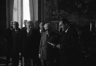 Il Presidente della Repubblica Sandro Pertini con Piero Passetti, presidente dell'Unione nazionale cronisti italiani, con i vincitori del &quot;Premio Senigallia - Il cronista dell'Anno&quot; per il 1982 e il 1983