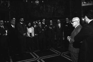 Il Presidente della Repubblica Sandro Pertini con Piero Passetti, presidente dell'Unione nazionale cronisti italiani, con i vincitori del &quot;Premio Senigallia - Il cronista dell'Anno&quot; per il 1982 e il 1983
