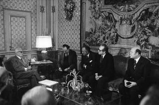 Il Presidente della Repubblica Sandro Pertini con Mario Valeri Manera, presidente del Premio letterario &quot;Campiello&quot;, la giuria e i vincitori del Premio per il 1984