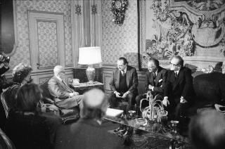 Il Presidente della Repubblica Sandro Pertini con Mario Valeri Manera, presidente del Premio letterario &quot;Campiello&quot;, la giuria e i vincitori del Premio per il 1984
