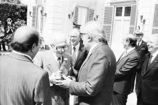 Incontro con il Comitato d'onore, la Giuria ed i vincitori del Premio David di Donatello per il 1985, con consegna di uno speciale &quot;Premio David di Donatello&quot; al Presidente della Repubblica da parte del regista Federico Fellini, neg. B/N 1-37