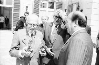 Incontro con il Comitato d'onore, la Giuria ed i vincitori del Premio David di Donatello per il 1985, con consegna di uno speciale &quot;Premio David di Donatello&quot; al Presidente della Repubblica da parte del regista Federico Fellini, neg. B/N 1-37