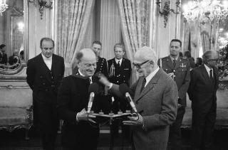 Il cantautore romano Antonello Venditti in visita dal Presidente della Repubblica Sandro Pertini a Palazzo del Quirinale, ASPR, busta 209, 9 immagini