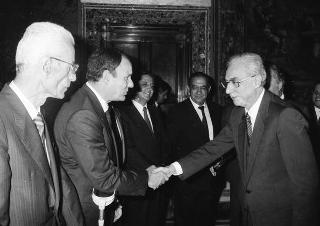 Il Presidente della Repubblica Francesco Cossiga con l'on. Carlo Vizzini, Ministro per gli affari regionali