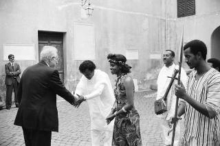 Il Presidente della Repubblica Francesco Cossiga riceve la visita di Tesfaye Abdi, ambasciatore del Governo militare provvisorio dell'Etiopia Socialista, con un gruppo folcloristico etiope