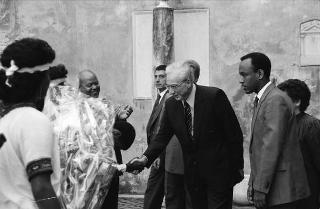 Il Presidente della Repubblica Francesco Cossiga riceve la visita di Tesfaye Abdi, ambasciatore del Governo militare provvisorio dell'Etiopia Socialista, con un gruppo folcloristico etiope