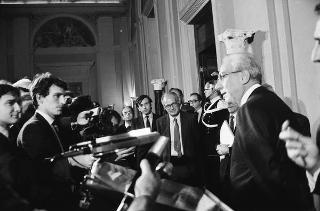 Il Presidente della Repubblica Francesco Cossiga durante le consultazioni per la crisi di Governo