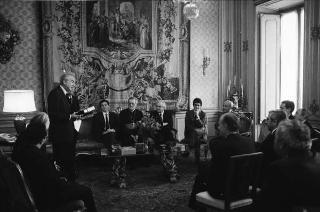 Il Presidente della Repubblica Francesco Cossiga riceve Vittore Catella, presidente dell'Istituto Nastro Azzurro, con i componenti il Consiglio nazionale