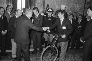 Il Presidente della Repubblica Francesco Cossiga riceve Agostino Omini, presidente della Federazione ciclistica italiana, con una delegazione di partecipanti alle celebrazioni del centenario della Federazione